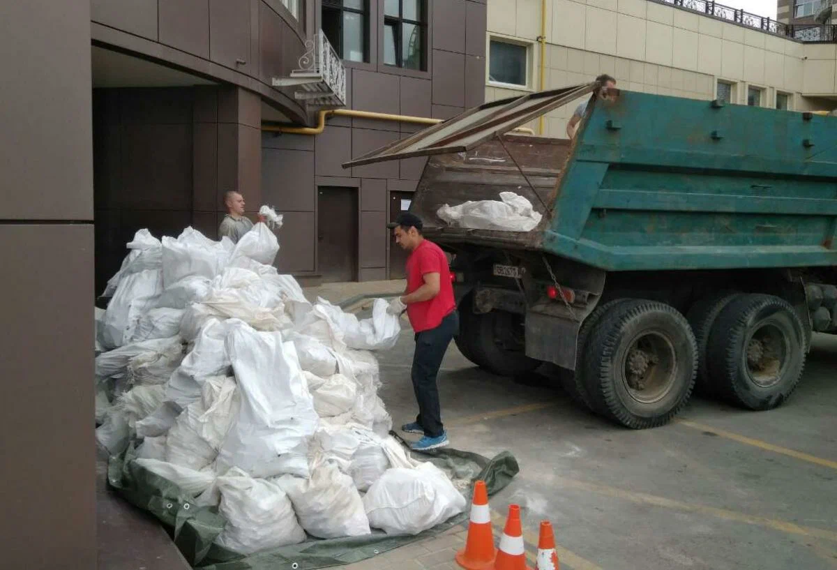 Вывоз мусора из подвала в Набережных Челнах от ПроМусор – уборка, разбор завалов и очистка, цены от 2438 руб